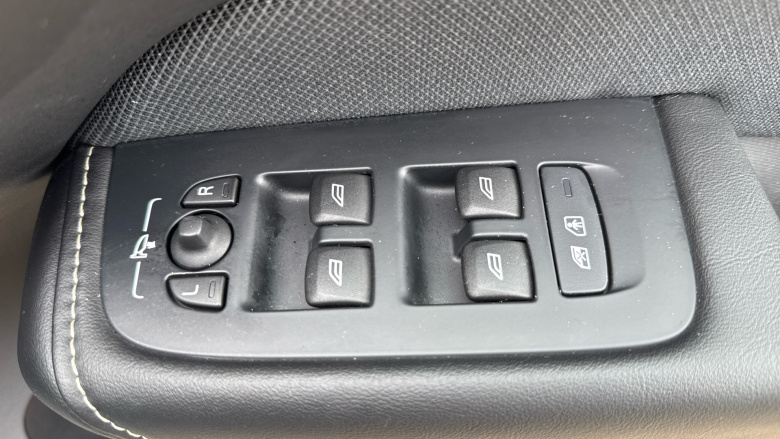 Volvo Xc60 2.0 B5P R DESIGN 5dr AWD Geartronic Petrol Estate